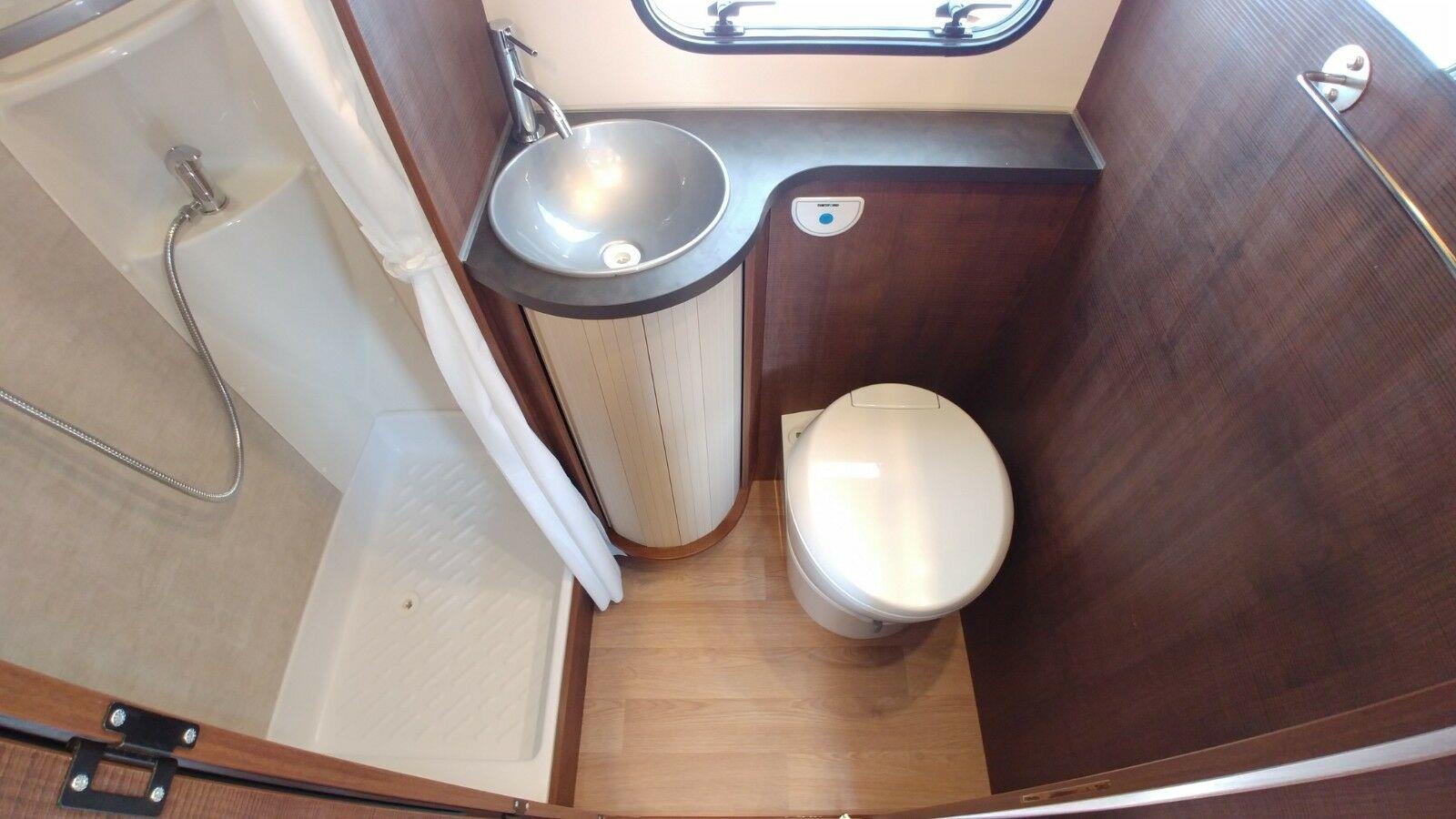 Wohnmobil mit 6 Schlafpläten Innenansicht 3