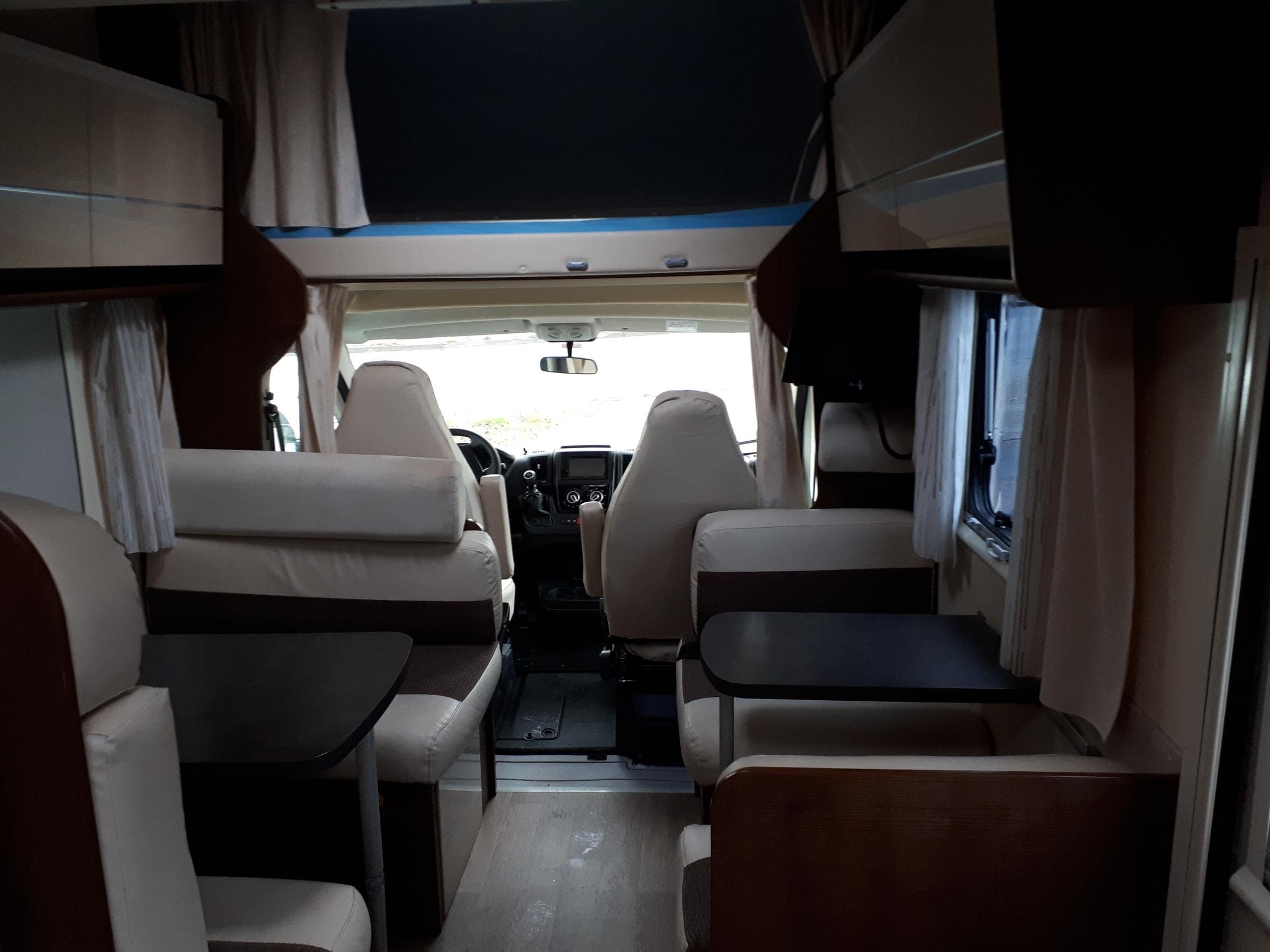 Wohnmobil mit 7 Schlafplätzen Innenansicht 2